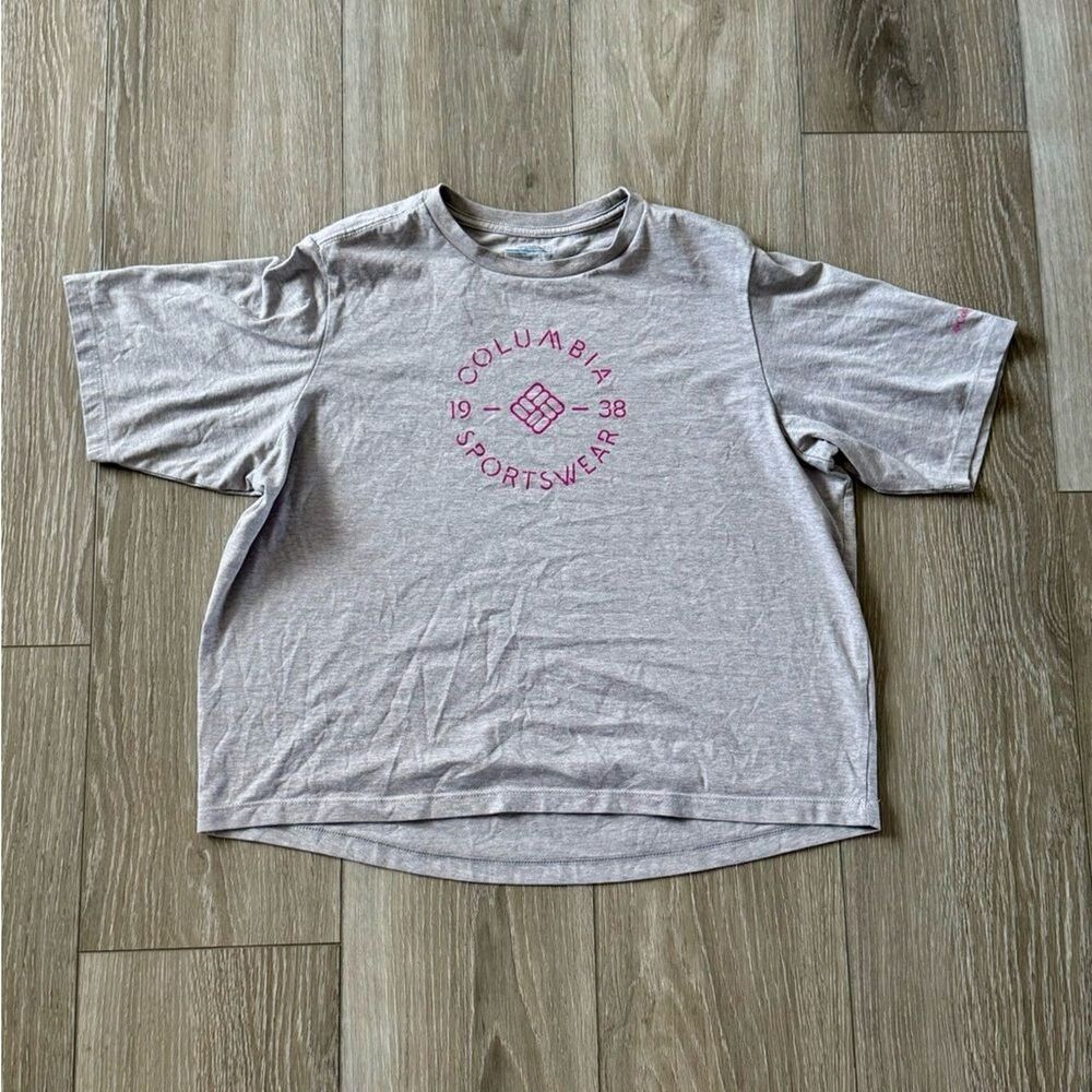 Woman’s Columbia Light Gray Tee with Pink Graphic